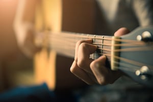 התגובה לביטול המופע בחיפה: קומזיץ עם גיטרות