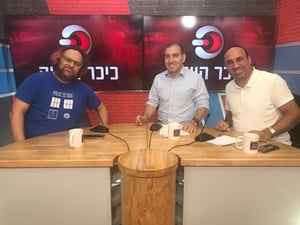 האנשים שחיים ברשת האינטרנט • צפו