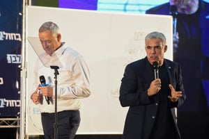 גנץ הקפיא את הקמפיין; לפיד תקף את ביבי