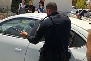 הילד ננעל ברכב, השוטר שבר את הזכוכית