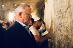 בני גנץ ביקר בכותל המערבי וספג קריאות: "ביבי"