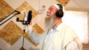 ישראל דגן מפתיע בסינגל חדש: העולם ראוי שיתמהו