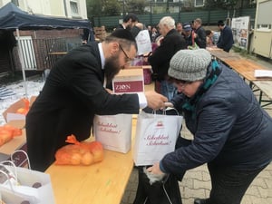 גרמניה: הרב חילק מצרכים לחג בלב ברלין