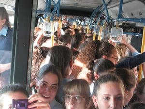 'כמו סרדינים': מאות בנות סמינר צפופות בתח"צ בירושלים