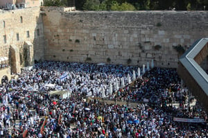 המעמד של 'ברכת כהנים' מהמרפסת של ישיבת 'פורת יוסף'