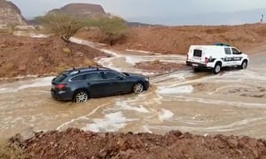 צפו: שוטרים חילצו רכבים שנתקעו בשיטפונות