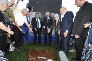 ירושלים: החלה בניית האנדרטה אותה יחנוך הנשיא פוטין