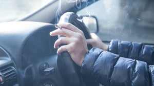 7 דרכים קלות להיפטר מריח של עישון במכונית