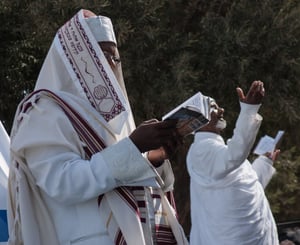 יהודים אתיופים חרדים - מתפללים. צילום:שאטרסטוק