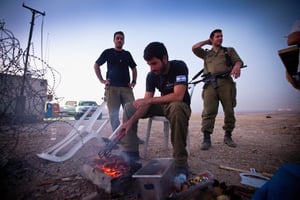 אילוסטרציה, חיילים מכינים לעצמם אוכל בבסיס