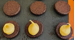 מתכון לעוגיות ממולאות בקרם שוקולד לבן ובציפוי שוקולד