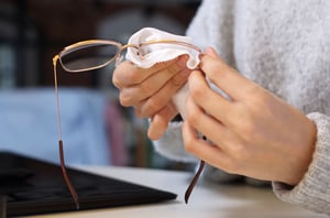 עובד ותיק בחנות אופטיקה: כך מנקים משקפיים נכון