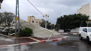 בסרטון: חפצים מתעופפים מאתר בניה בתל אביב