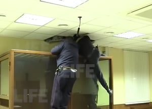 צפו: הנאשם ברצח ניסה לברוח דרך התקרה