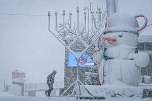 השלג נערם: החנוכייה בחרמון כוסתה בלבן