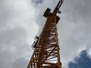 נלכד על מנוף גבהים, הורדם באוויר וחולץ