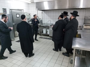 בתמונה: הרב פאדווא בסיור במטבח החדש