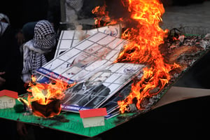 הפלסטינים שרפו תמונות של אהוד ברק ובני גנץ