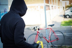 גנב אופניים חשמלים ופגע באדם במנוסתו