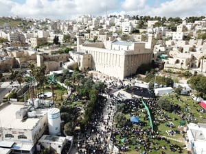 עולים השנה לקברי האבות