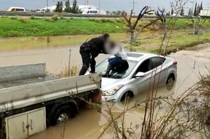 צפו: חילוץ נהגת מרכב שנתקע בשלולית ענק