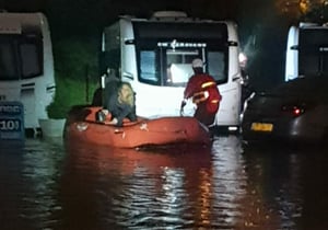 הוד השרון: 6 לכודים חולצו באמצעות סירות