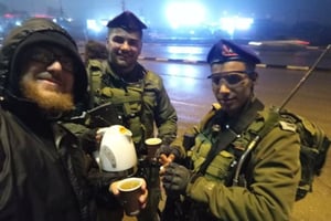 באמצע הלילה הקר: חיילים מזגו תה לאזרחים