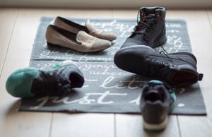 מלחיץ: הליכה עם נעליים בבית עלולה להזיק לבריאות