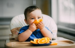מחקר: אמהות נותנות לתינוקות אוכל מוצק מוקדם מדי