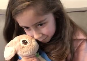 הילדה התרגשה ממציאת הבובה שאבדה לה ברכבת