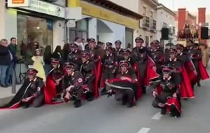 זעם בספרד: רקדנים במדים נאציים בקרנבל