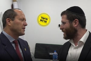 מפגש מרגש: ניר ברקת נפגש עם האברך אברהם גולדשמידט שהציל