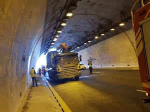 בתוך המנהרה בכביש 1: משאית עלתה באש