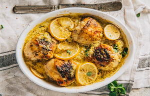 ארוחה בתבנית אחת: עוף וכרובית בתנור עם לימון ומרווה
