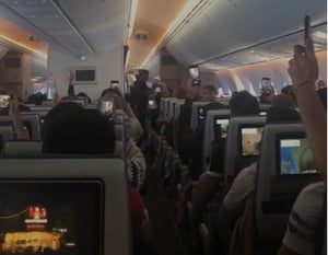 לאחר הטיסה הכי ארוכה; הנוסעים פרצו בשיר