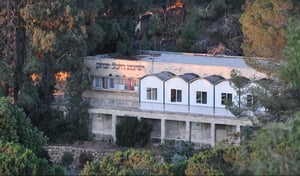 בנין הישיבה בתוככי השכונה הירושלמית 'קרית יובל'