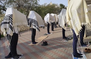 מהבוקר אסור. תפילה במניין, במרחב הציבורי