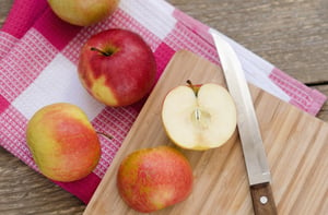 לגילאי 3-5: ניסוי קל ומעניין בתפוחים שיעביר לכם את הזמן