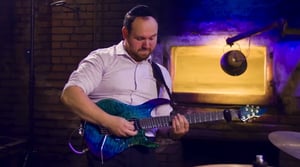 חיים בוקצ'ין בקאבר גיטרה: שיר למעלות