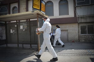 חיילים בלבן מחלקים אוכל בירושלים • תיעוד