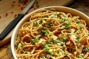 שוברים שגרה: ספגטי ברוטב בוטנים בסגנון אסייתי