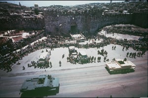 מצעד יום העצמאות של צה"ל, ליד חומות העיר העתיקה, בשנת 1968