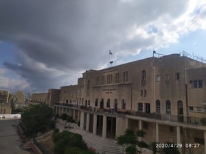 על הגג: דגל ישראל; בפנים: היכל חשוך וריק  • צפו