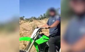 רכב על אופנוע ללא רישיון וקסדה - ונעצר