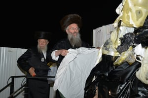 הרב ישראל רבינוביץ בהדלקה של 'באיאן' על גג הציון במירון