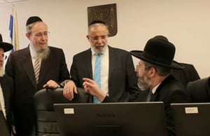 הרב בן-יעקב (משמאל) עם הרב הראשי