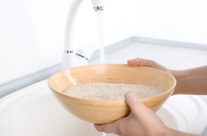 כן, אתם צריכים לשטוף אורז לפני הבישול - אבל למה ואיך?