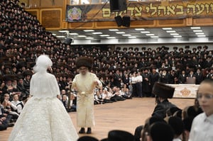אלפים בשמחת החתונה לנכדת הרבי מסאטמר • תיעוד