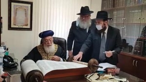 ירושלים: הרב, השר וראש העיר כתבו אותיות בספר התורה