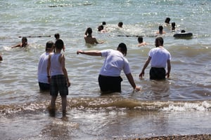 רוחצים בכנרת ביום שישי האחרון